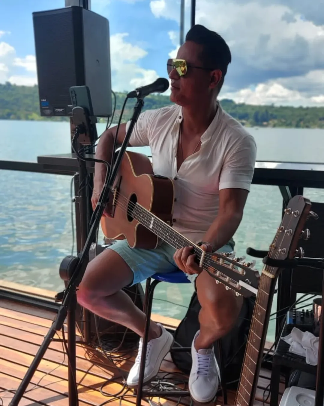 Acústico à beira do lago